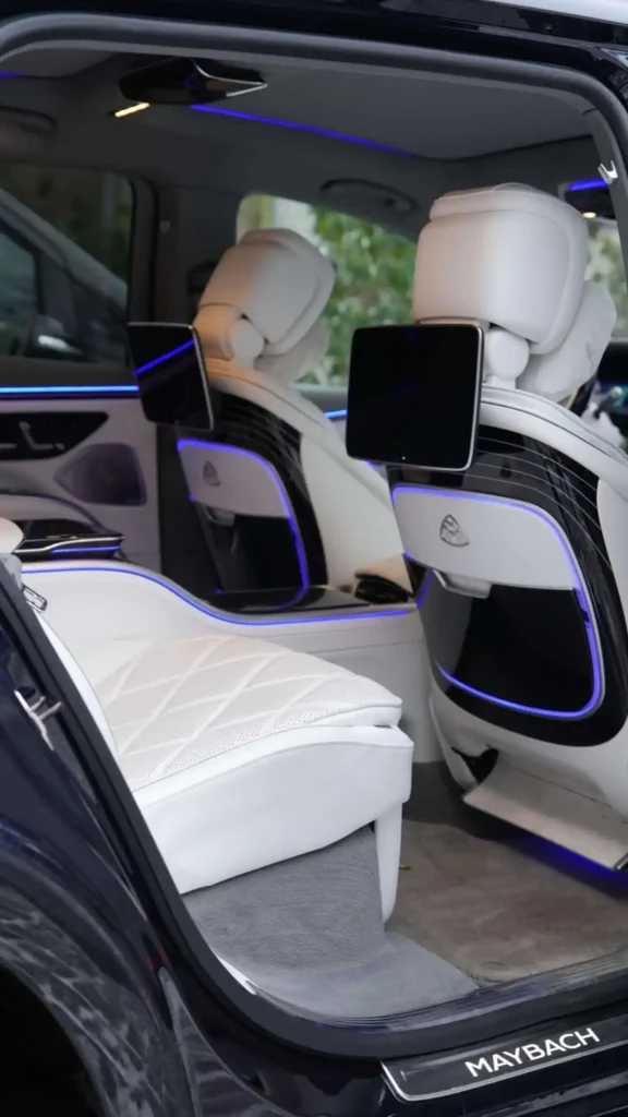 Luxus-Fondbereich im Mercedes-Maybach mit Ledersitzen und Entertainment-Displays